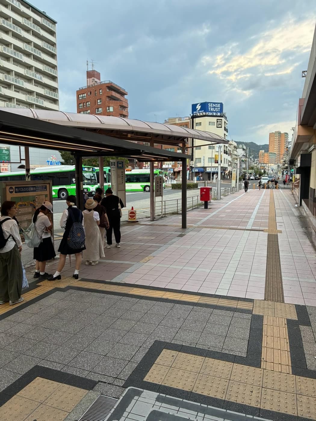 北口を出て右方向。左手に市バスのりば、正面に続く歩道