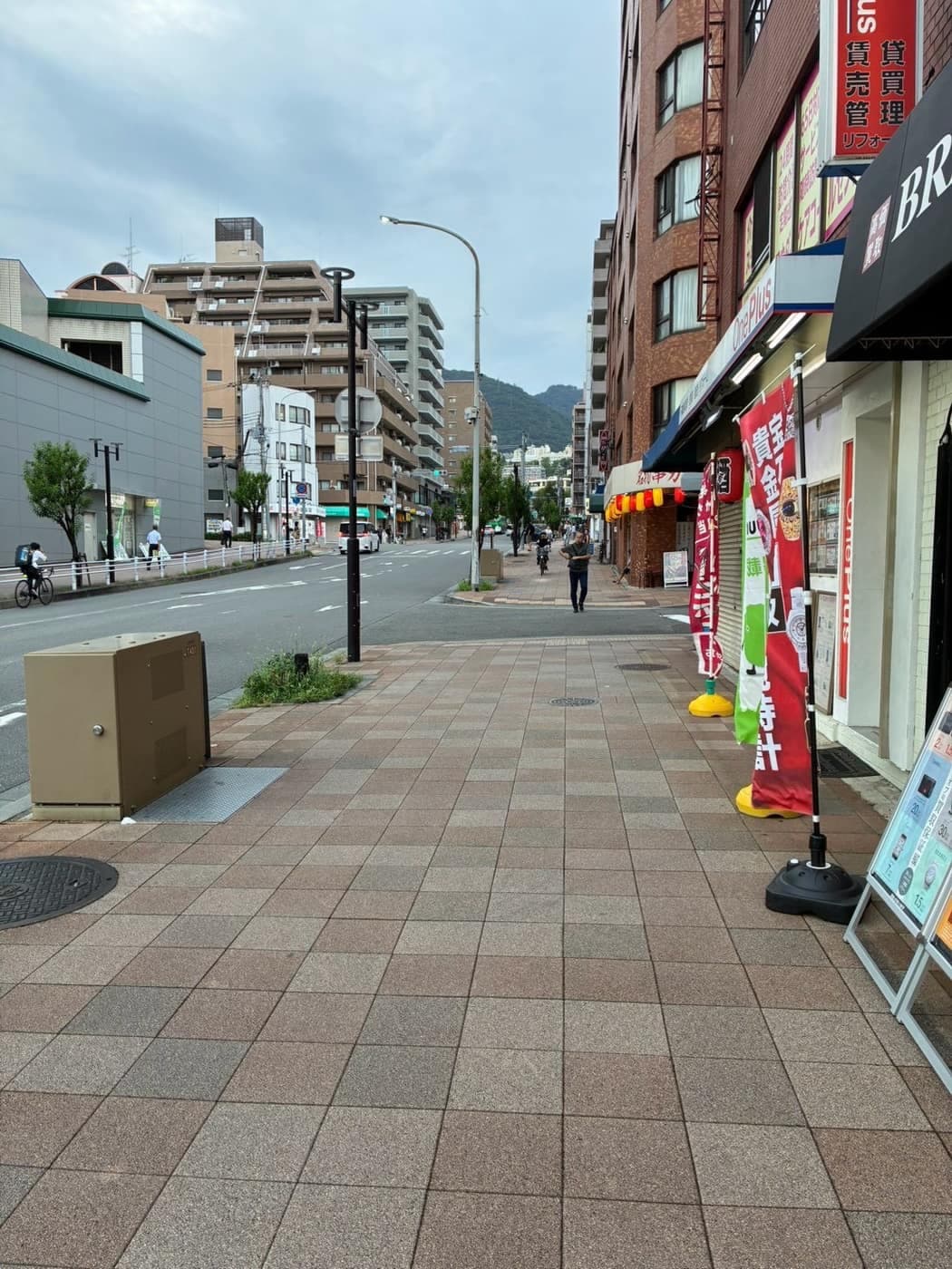 横断歩道を渡ったあと、直進する歩道の風景